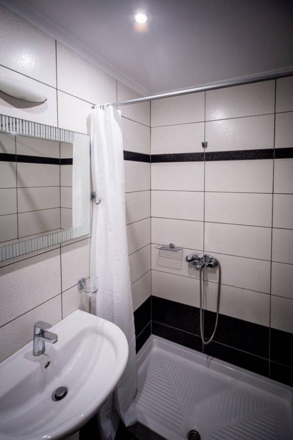Un appartement avec une chambre